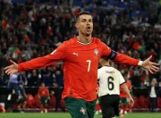 问鼎娱乐-包含葡萄牙体育迎欧联关键赛，赛前迎来里程碑，态度坚定，临场指挥获称赞的词条