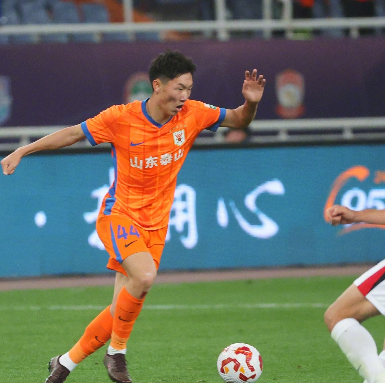 葡超倒计时，山东泰山清晨回应争议，细节引发关注，目标明确，临场指挥获称赞(中超第1轮山东泰山)